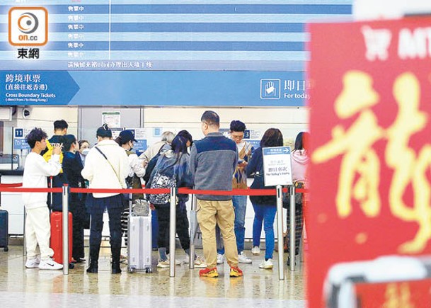 農曆新年假期香港人外遊人數比旅客訪港入境人數多。