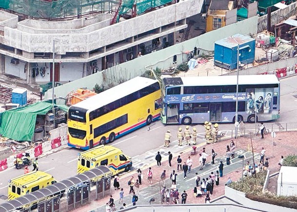 東涌2巴士迎撼  8傷包括1童
