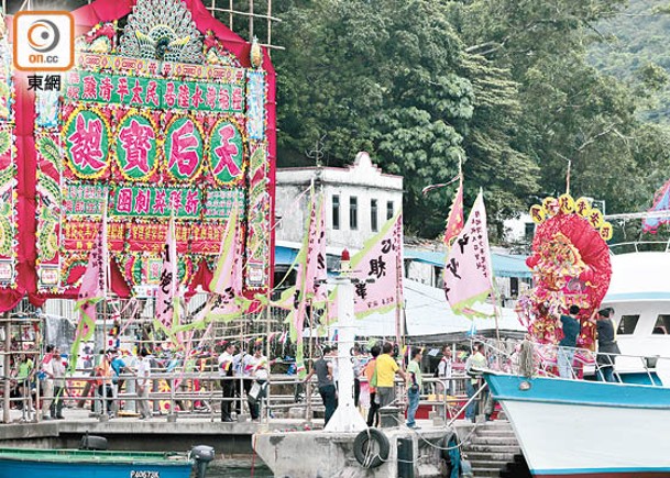 糧船灣過往在天后誕舉行拜神儀式，吸引大批市民觀賞。