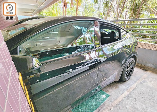 Tesla後座車窗粉碎，懷疑遭人爆窗盜竊。（張開裕攝）