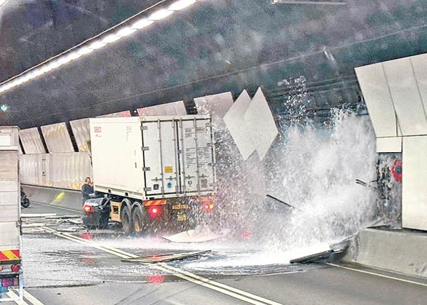 貨車自炒撞爆喉  長青隧道淪澤國