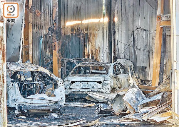 元朗：現場的汽車被燒成廢鐵。