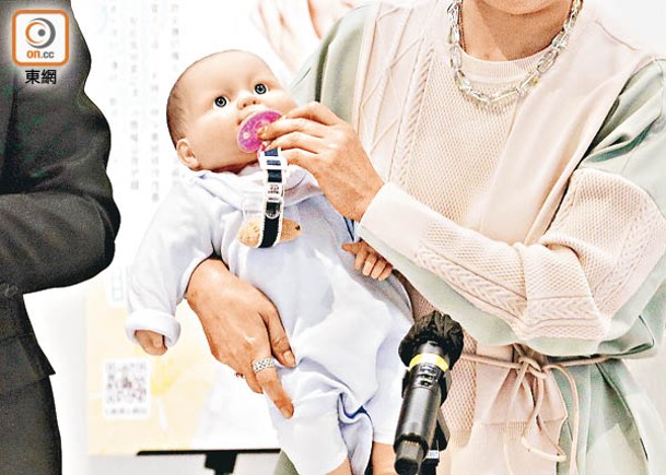 為防止嬰幼兒掉落奶嘴，家長可能會精心加配奶嘴夾，夾在衣物上。