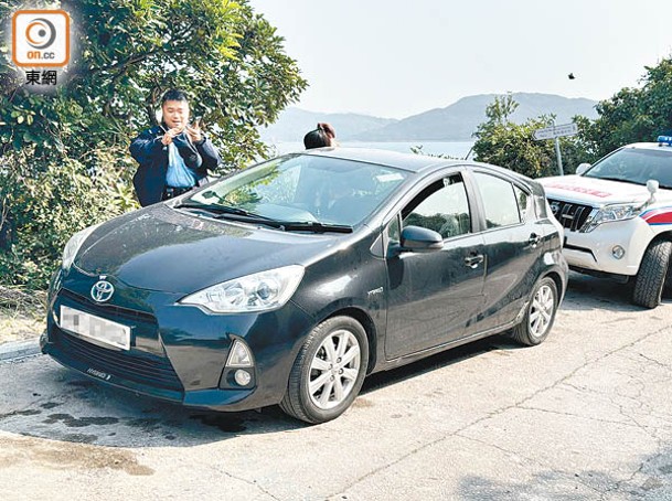 清水灣：涉嫌撞倒狗隻的私家車停在現場。（陳俊華攝）