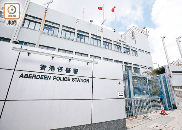 原告指在香港仔警署填寫記事冊時遭警署警長鎖上手銬。