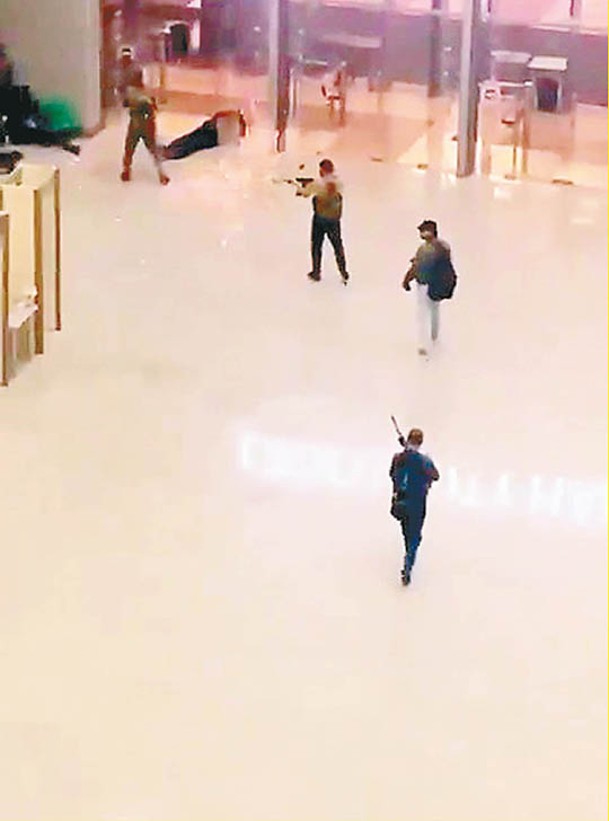 恐怖分子手持步槍在音樂廳尋找目標射殺。