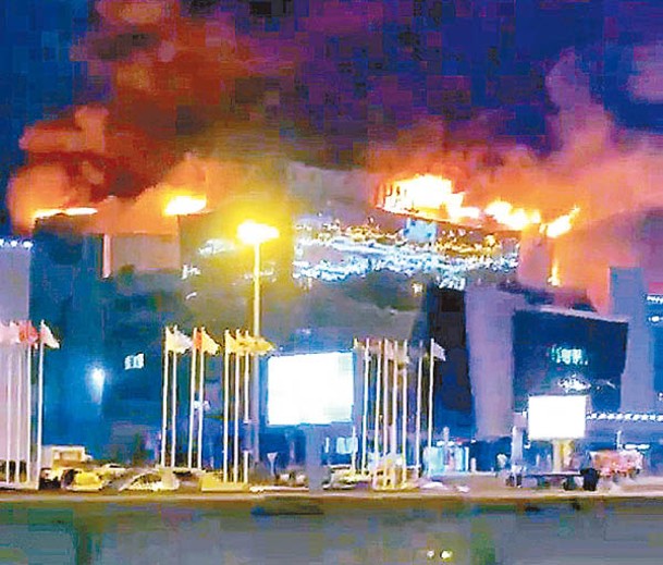 恐怖分子放火燒毀音樂廳造成更嚴重傷亡。