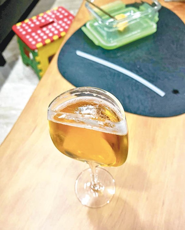 只得「半杯」的酒杯，飲酒的分量減半。