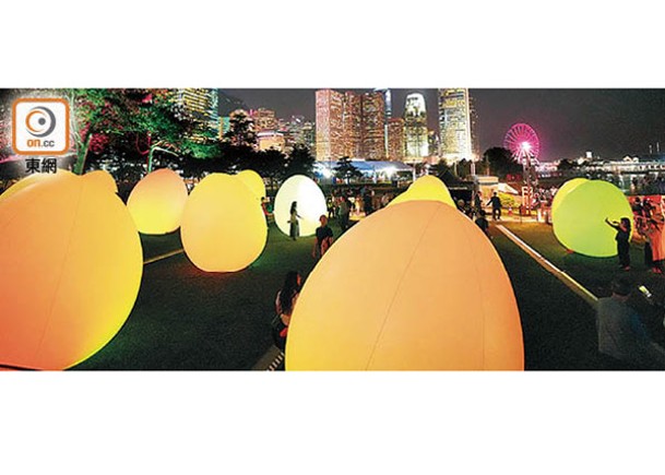 逾200個巨型「發光蛋」照亮添馬公園。（袁志豪攝）
