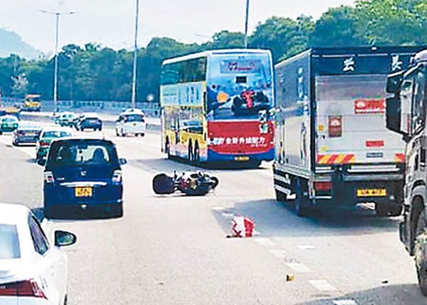 後輪突鎖死  鐵騎士人仰車翻