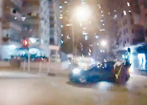 Tesla電動車遭電單車攔腰撼撞。