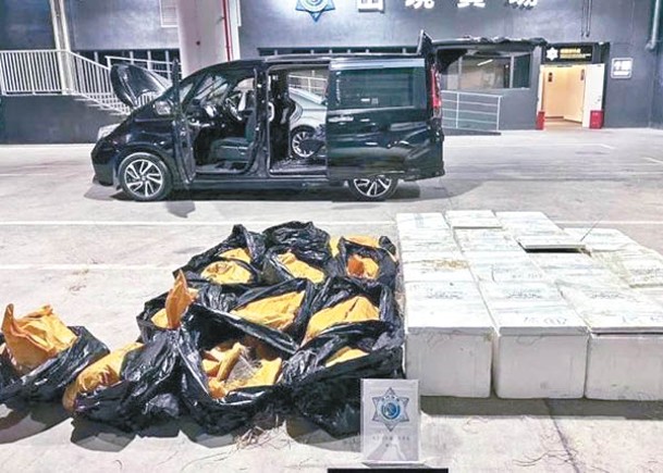 澳門消息：2車出境  揭偷運近800公斤龍蝦牛百葉