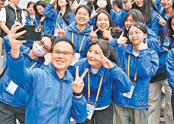 有團體以「文創體驗行」舉行內地交流考察活動，有300位香港中學生參與。