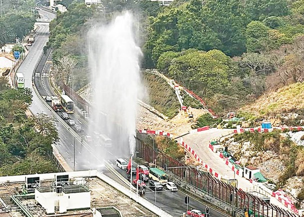 薄扶林道爆水管  驚現20米高噴泉