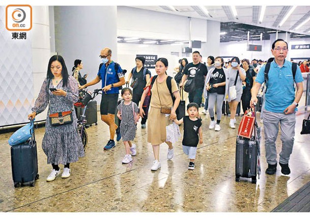 復活節假期昨日結束，本港迎來入境高峰期，高鐵站有不少市民回港。（李志湧攝）