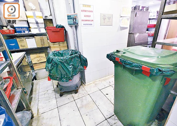各個垃圾桶均套上試行計劃的綠色指定垃圾袋。