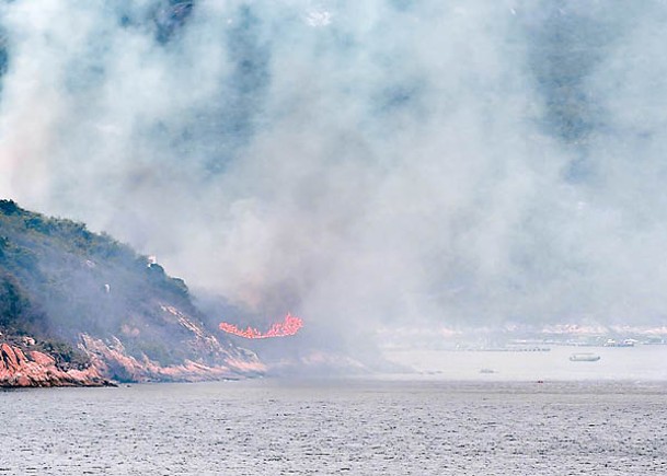 南丫島對開鹿洲發生山火。