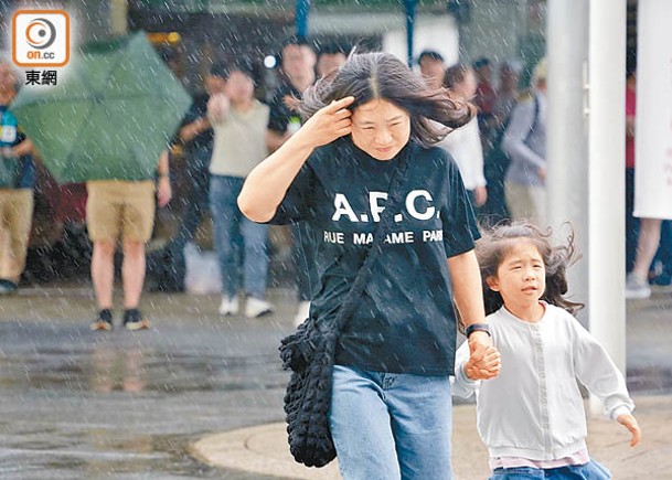 本港昨日受驟雨、雷暴及強烈季候風影響，戶外活動大受影響。（黃仲民攝）