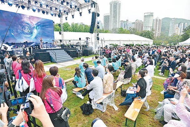 第二屆香港流行文化節昨日開幕，不少市民在草坪欣賞。