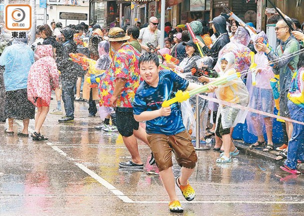 以往九龍城潑水節的「街頭水戰」是一大特色。
