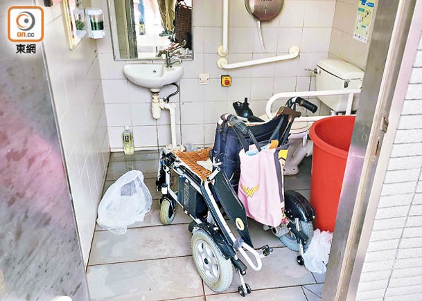 殘廁內留下死者的電動輪椅及膠袋。（張開裕攝）