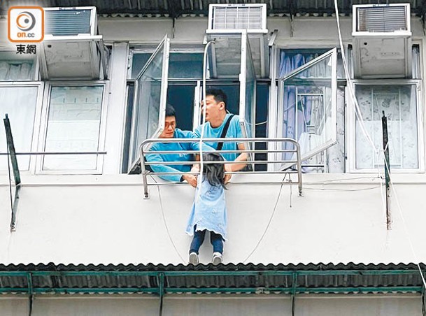 黃竹街一名3歲女童爬出窗外簷篷。