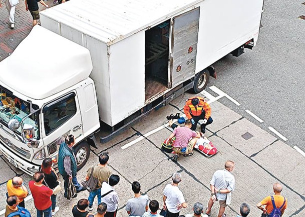 救援人員看望受傷女途人情況。