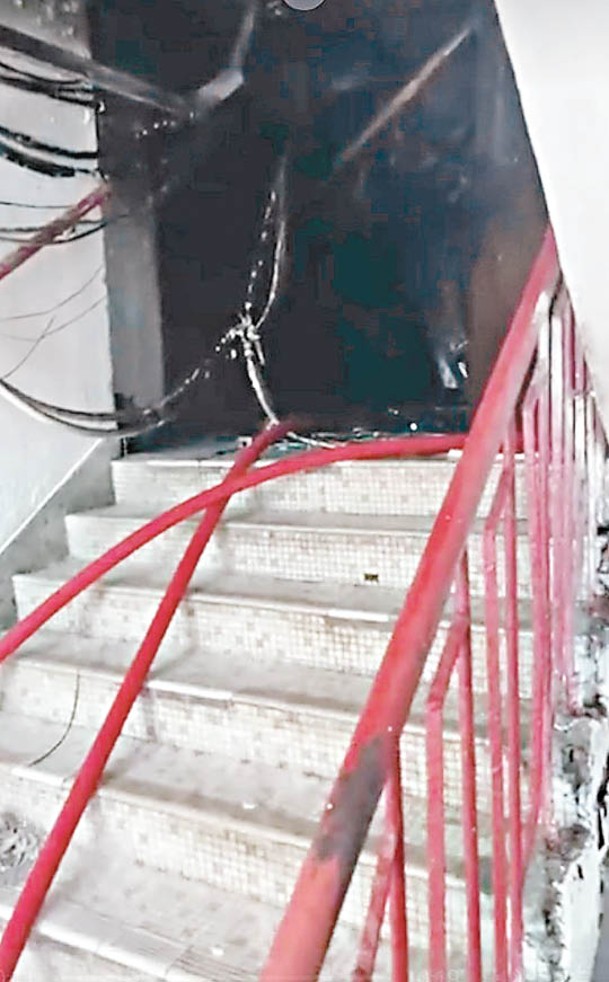 消防拖喉到大廈內灌救，可見樓層內電線凌亂。