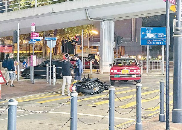 銅鑼灣：涉事的士及電單車。