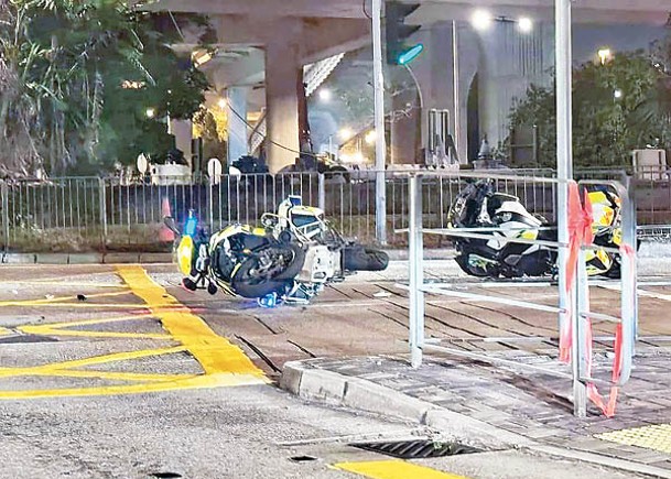 長沙灣兩部警察電單車在意外後橫亘路中。