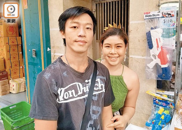 ■在城南道從事零售的江先生（左）對潑水節活動不能在街頭進行，感到遺憾。（徐家浩攝）