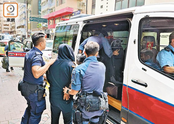 尖沙咀：一名男子因欠交罰款被捕。