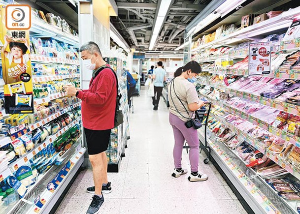 市民在超市購物需更精打細算。（黃仲民攝）