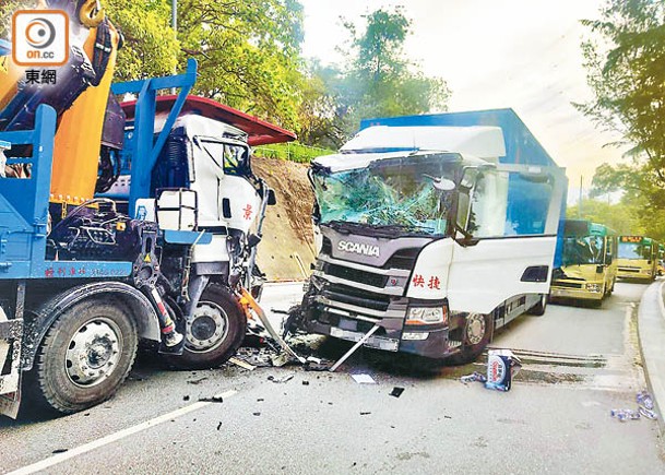 尾隨小巴同遭殃  貨車撼吊臂車3傷