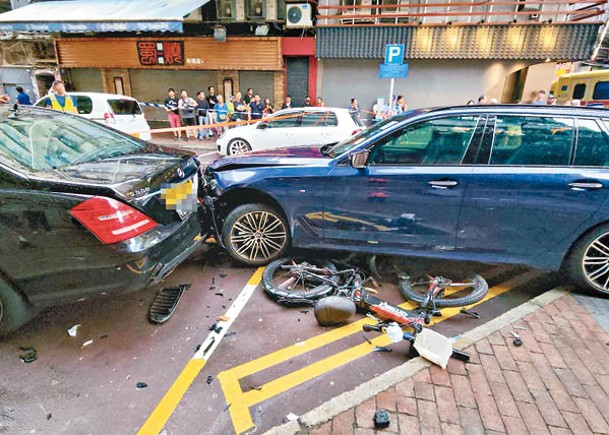 私家車打保齡撞3人毀4車