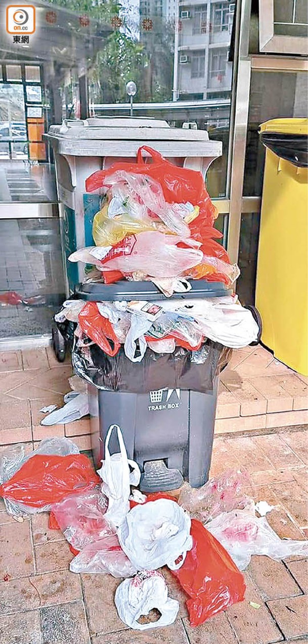 膠袋廢物塞爆垃圾桶。
