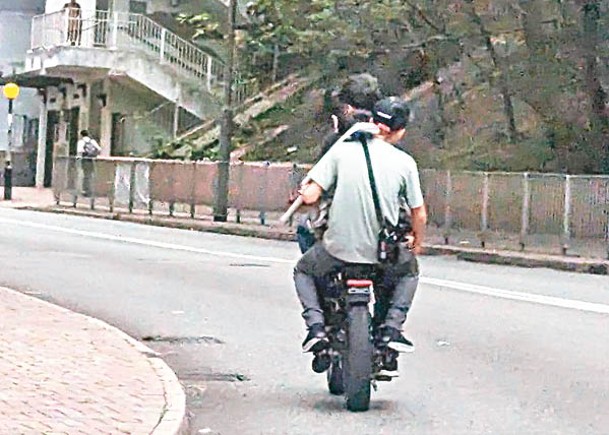 慈雲山道有3人疑似駕乘電動單車。