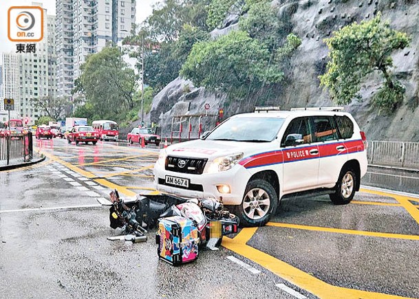 警車撞到瞓低  鐵騎士手傷腰痛