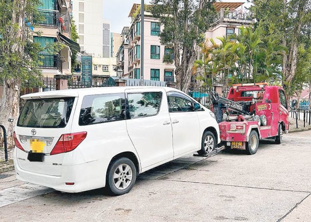 放蛇打擊白牌車  拘兩內地司機