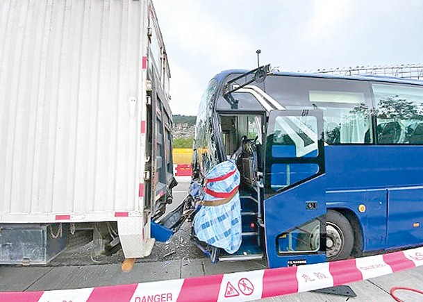 澳門消息：發財巴釀3車互撼  30人傷