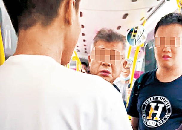 有巴士迷與乘客爭執。