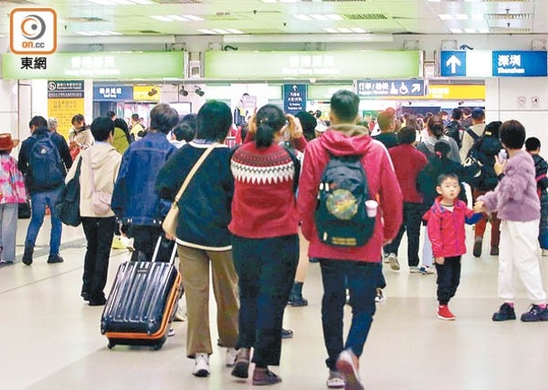 政府指旅客和市民消費模式的轉變或會繼續帶來挑戰。