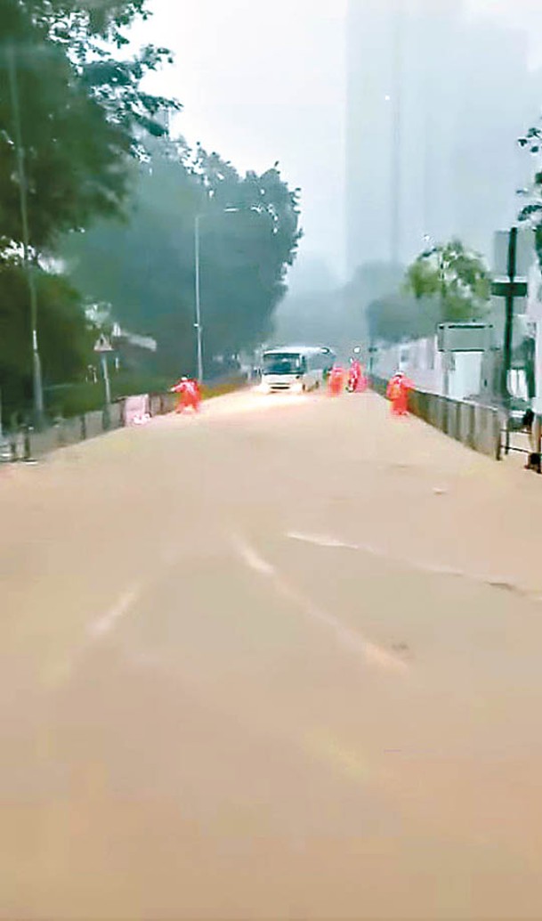 豪雨下的坑口連道路也看不見。