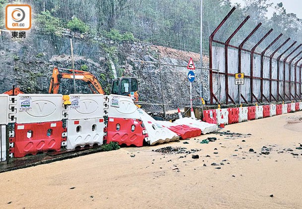 將軍澳影業路：護土牆崩塌，黃泥水淹浸路面。（李國健攝）