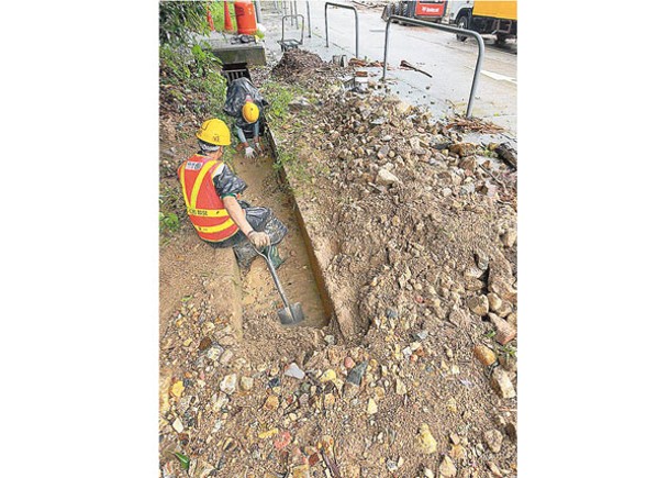 寶琳北路：渠務署緊急應變隊清理淤塞渠道。