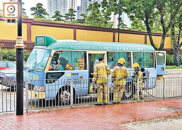 涉事小巴停在路邊。（蘇偉明攝）