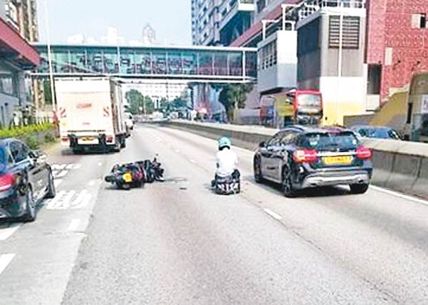 追撼私家車  鐵騎士人仰車翻