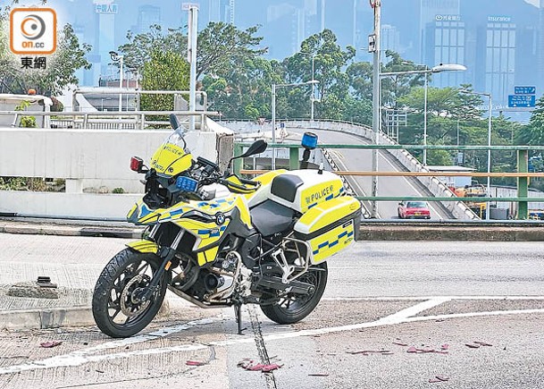 涉事警察電單車。（蘇偉明攝）