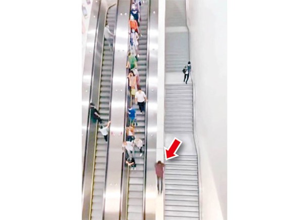 東呼即應：扶手梯當滑梯  男子違港鐵附例