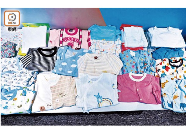 消委會測試了30款常見品牌的嬰幼兒衣物，發現11款在拉力測試中有啪鈕或鈕扣脫落。（黃仲民攝）